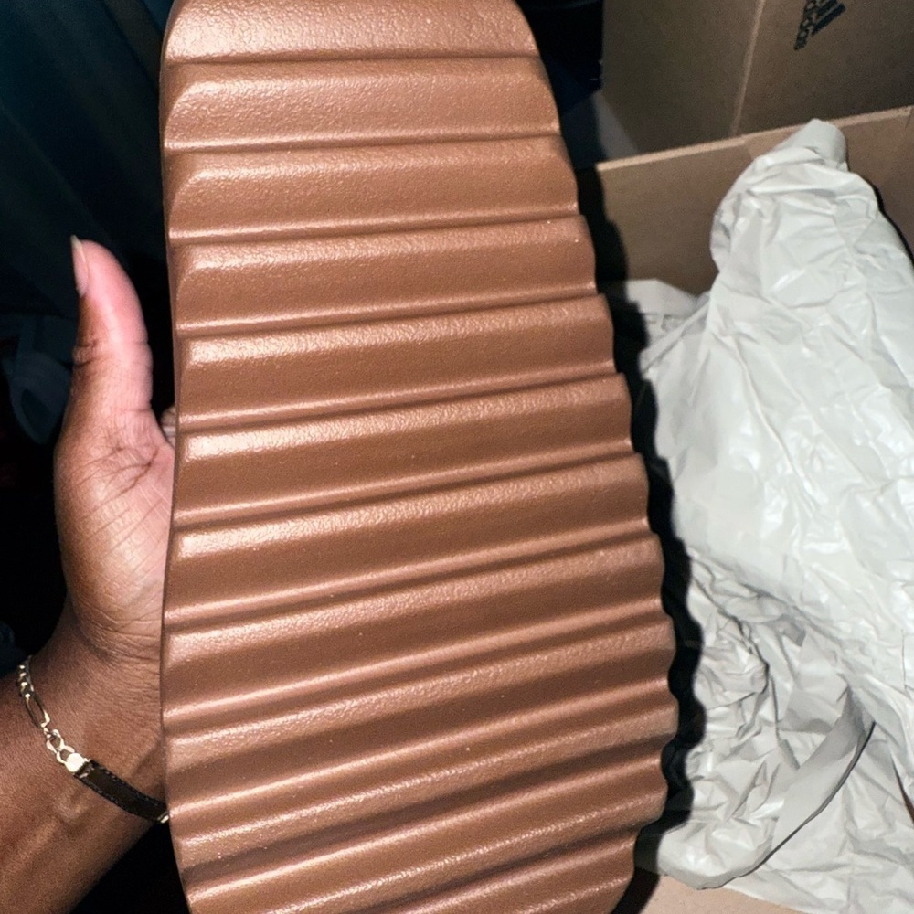 Adidas Yeezy Slide in Earthy Brown new with box - Picture 6 of 7
